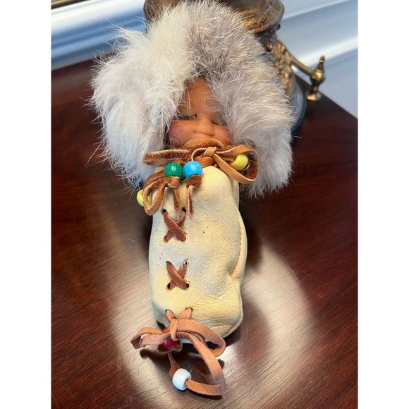 Vintage Eskimo Inuit Doll Child Papoose Leather Indien Artist Doll - Picture 1 of 4